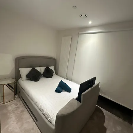 Private Room Private Toilet Excel London City Airport Royal Wharf